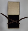 Ürün resmi: Motifli Kahverengi Suni Deri Kaplama Kurdelalı Mücevher Set Kutusu